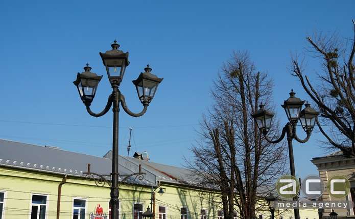 зображення: огороджена міська ділянка з межовими маркерами, архітектурні креслення та юридичний документ