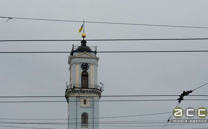 крупний план пікапа з відвалом і посипальним обладнанням на міському подвір'ї, без людей
