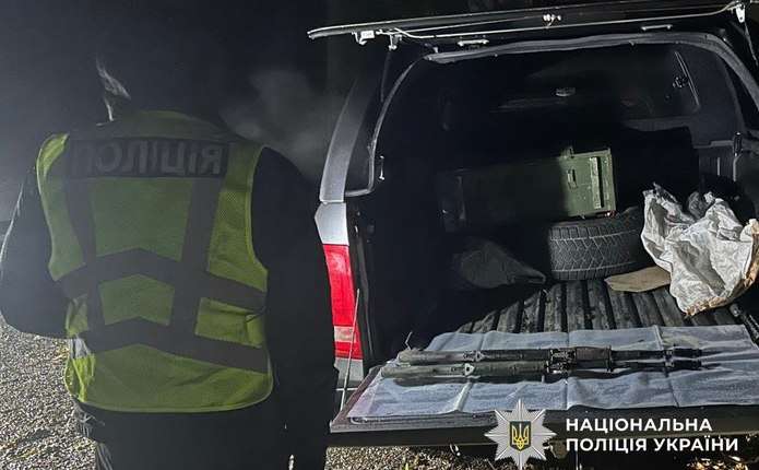 запечатані речові докази з боєприпасами на столі