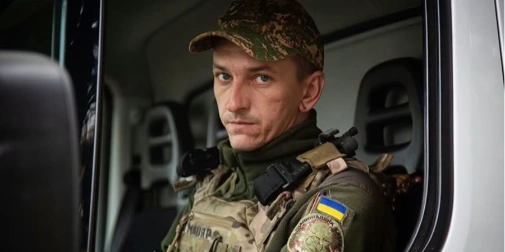 символічне зображення керма, карти та термоса на холодному тлі