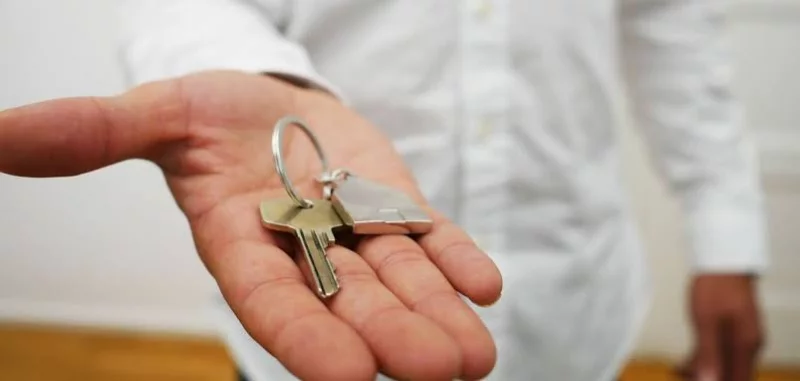 ключі на планах квартири та маленький прапорець України