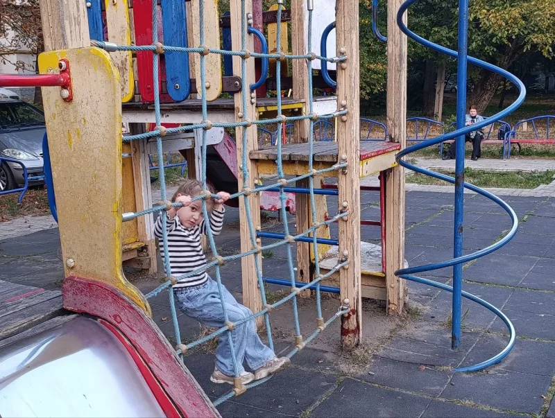символічна сцена понищеного дитячого майданчика без людей