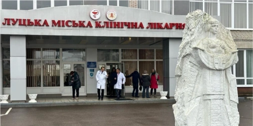 Символічна композиція: документи, табличка й ручка на столі