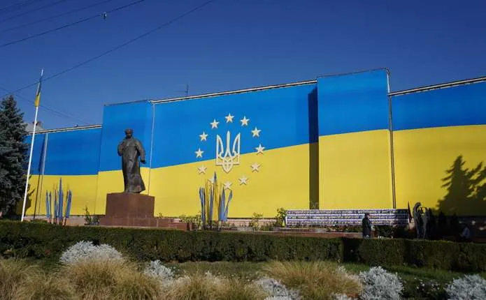 символічна предметна сцена з картою, компасом і табличками вулиць