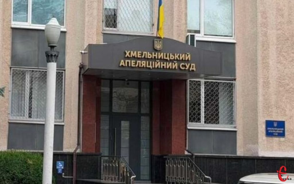 жетон, старе сімейне фото та судовий документ