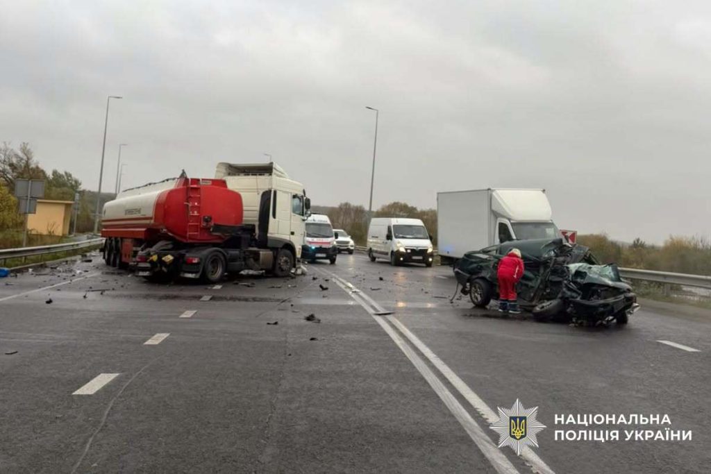 символічна сцена аварії на сільській дорозі без людей