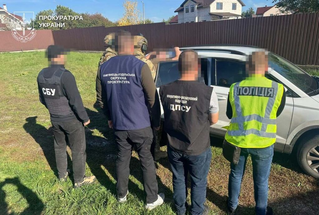 мінімалістична натюрморт-картинка: карта з маршрутом, долари та наручники, м'яке освітлення
