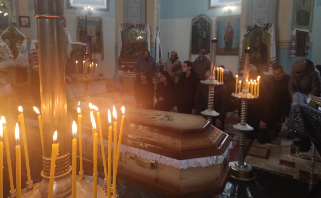 символічна натюрмортна сцена з прапором, шоломом і свічками