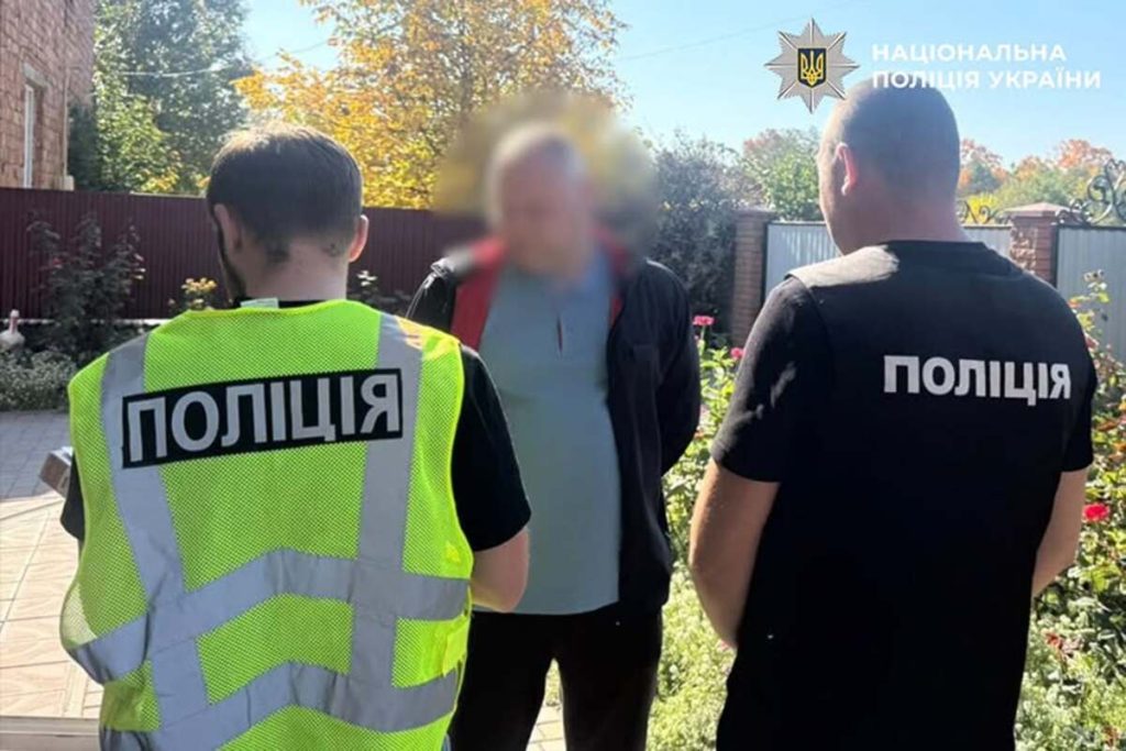 медичні документи, стетоскоп і гроші на столі