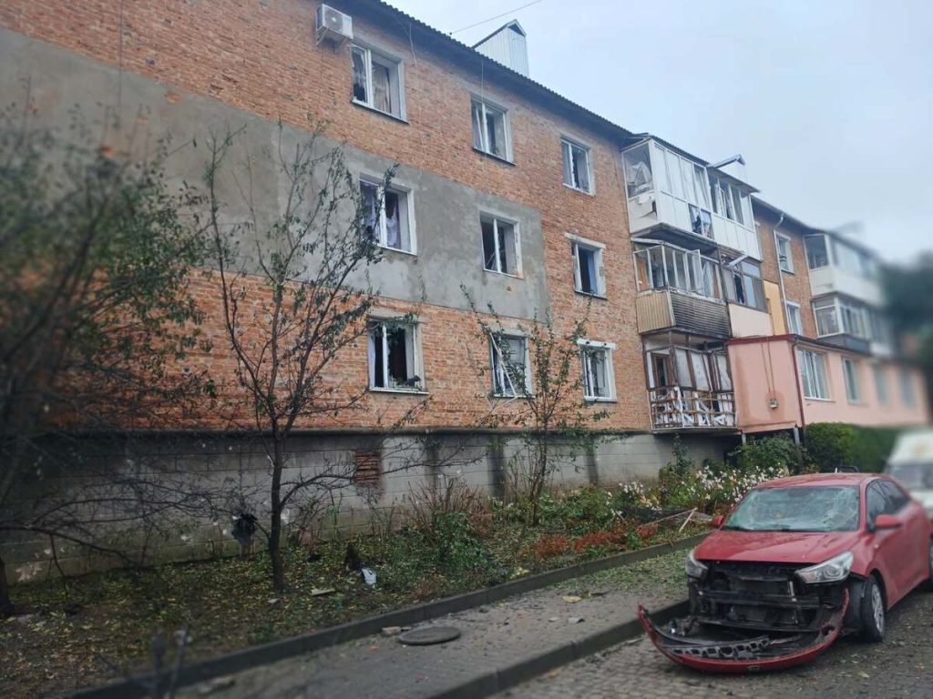 кадр-символ: розбите вікно, осколки на підвіконні та загнутий український прапор поруч