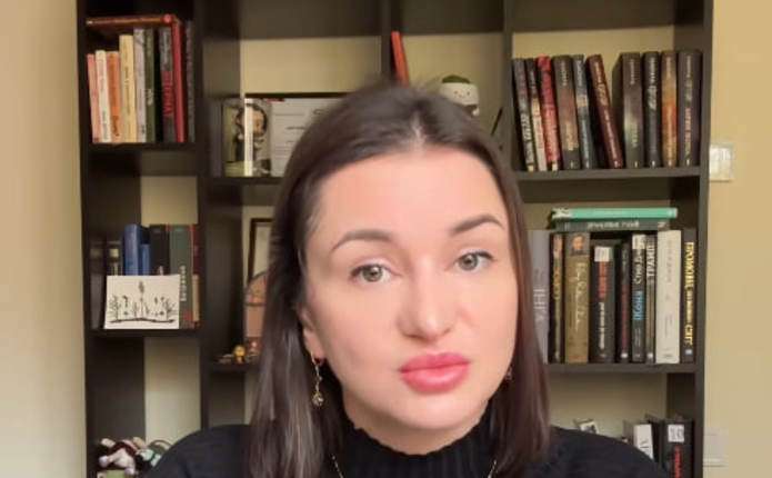 символічний натюрморт з партою та документами для зарахування, без людей
