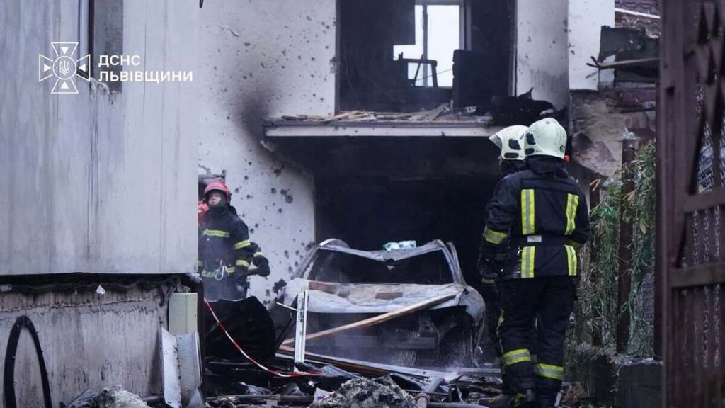 Обстріл Львова росіянами 13 жовтня 2026 – уламки спричинили травми та руйнування: фото