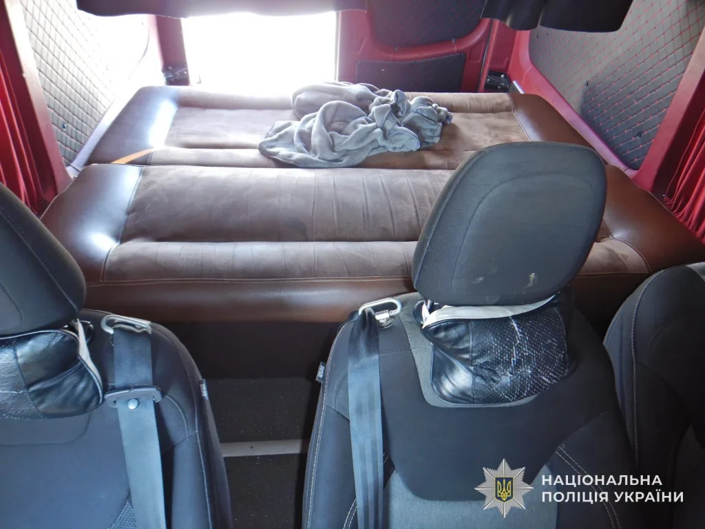 вантажний мікроавтобус біля пропускного пункту з відкритою схованкою та паспортом на ящику