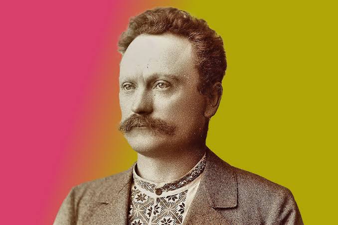 ручні листи, рукописи та перо на деревʼяному столі в музейній атмосфері