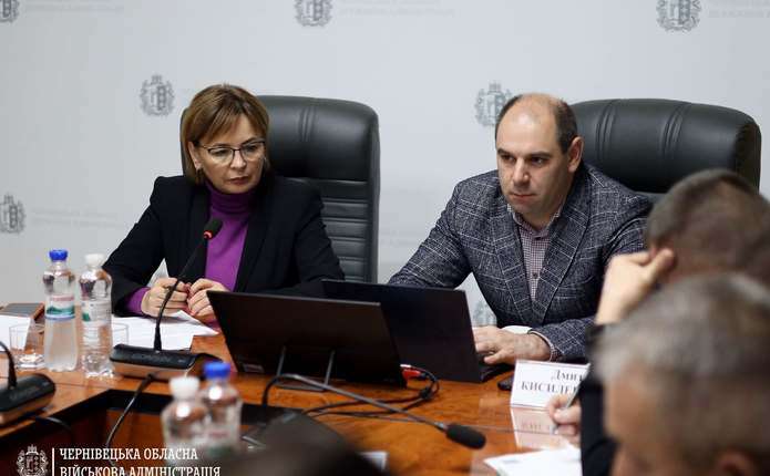 Символічна сцена планування індустріального парку: макет заводу та креслення на столі