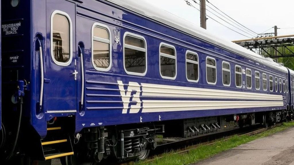 Пасажирів залишили посеред поля – що сталося з потягом Львів – Чернівці