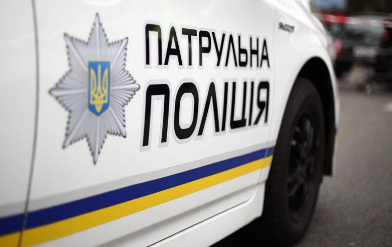 ключі від авто, права зі штампом «позбавлений», невелика пляшечка ліків на нейтральному фоні