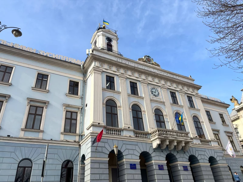 символічна сцена з картами міста, розкладом транспорту та значками переробки на столі, без людей