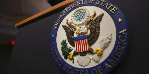 Стихійна композиція з контейнерів ракет і обладнання на столі, без людей