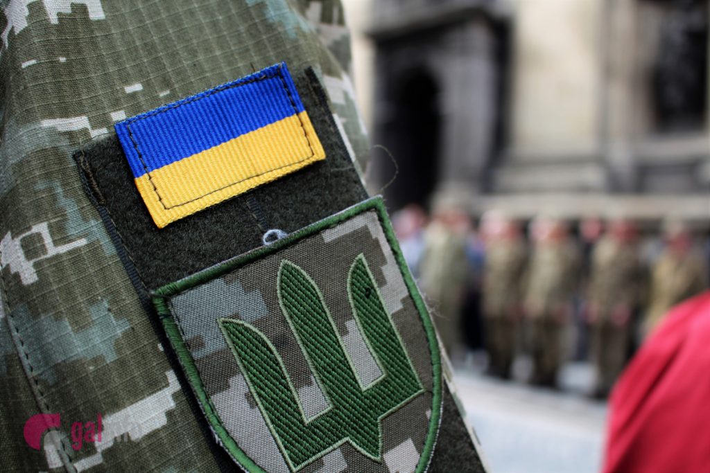 дев'ять дерев'яних хрестів з квітами і свічками на узбіччі ввечері