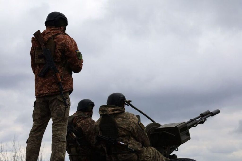 символічна предметна сцена: пристрій протидрону, уламки безпілотника та карта