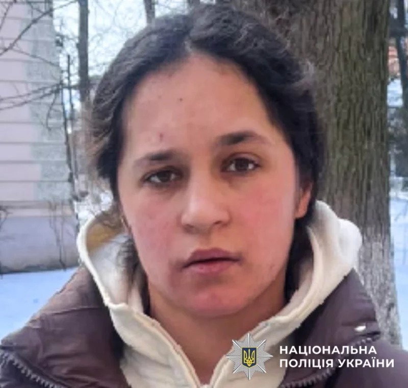 символічна сцена: зелена куртка і кросівки на лавці