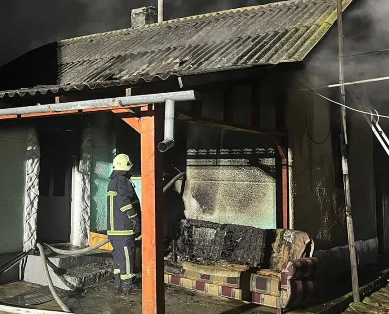 натюрморт: пожежний шолом, згашена свічка і домашні тапочки, без людей та логотипів