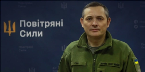 символічна сцена зі стільницею, моделлю антени та картою України