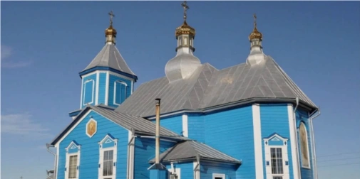 Античні церковні дзвони у мілкій воді поруч очерету