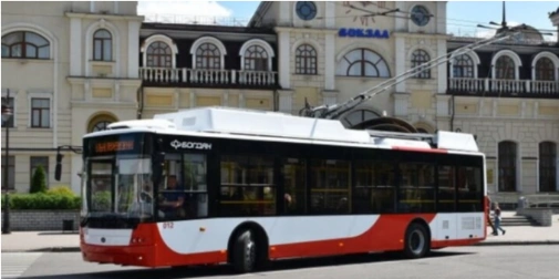 символічне фото тролейбуса й контактної мережі без людей