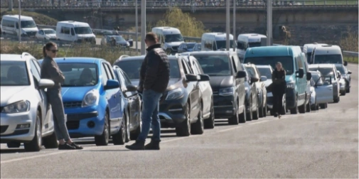 силуети автобусів і автомобілів у черзі на прикордонному пункті без чітких облич