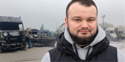 Скорчне колесо вантажівки та розкиданий вантаж на асфальті