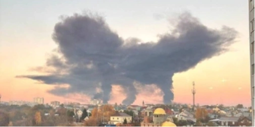 Нічний вигляд на завод із консервами з вогнями і димом, без людей