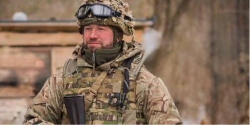символічна композиція з військовою формою, баскетбольним м'ячем і свистком школи