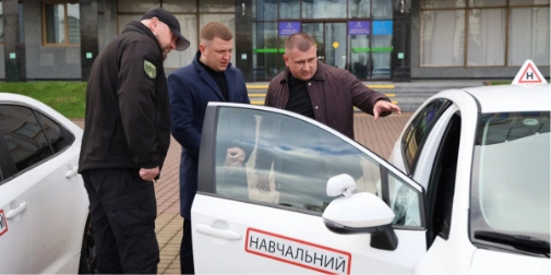 два автомобілі Toyota Corolla поруч із навчальними конусами та документами
