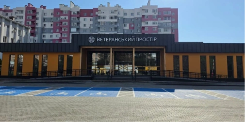 Символічне натюрморт: руки над документами, чашка чаю та окуляри на дерев’яному столі