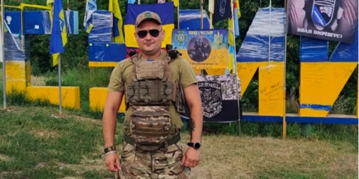 каска, портативний радіоприймач і фрагмент карти на вологому ґрунті