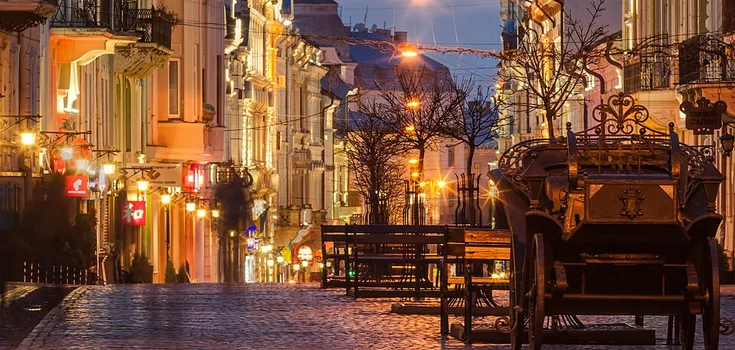 символічна сцена бруківки та старих фасадів у сепії