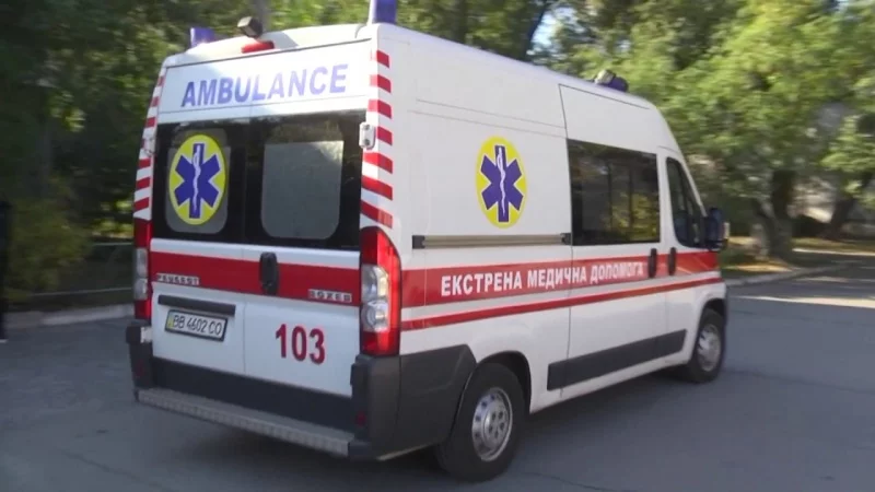 символічна композиція з детектором чадного газу, дитячими іграшками та чайником на столі, без людей