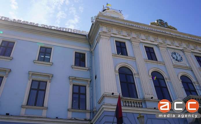 Конверт із зверненням і печатка на столі