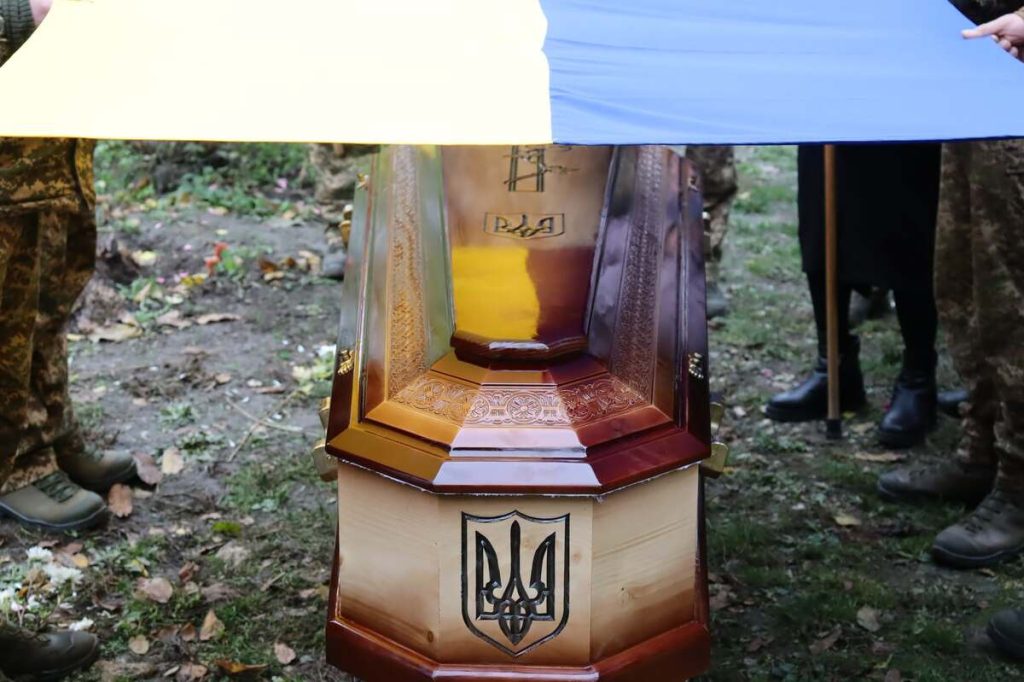 Символічна композиція з Державним Прапором на домовині та військовими атрибутами