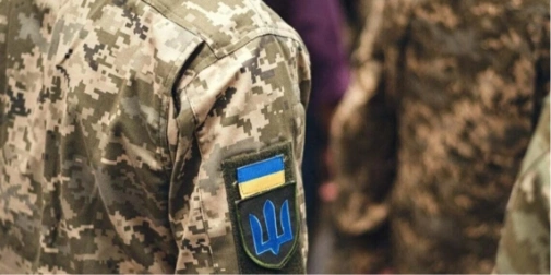 Навчальні матеріали: блокнот, ручка та ноутбук на нейтральному фоні