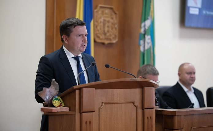 стіл із юридичними документами, папкою справи та складеною картою регіону