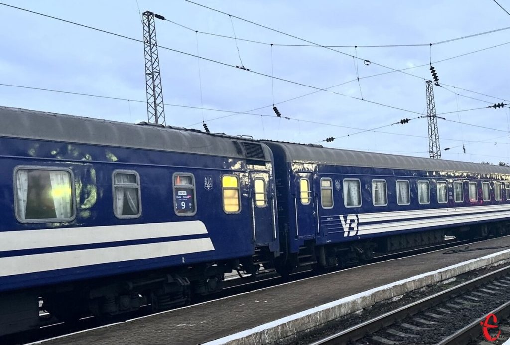 розклад поїзда і квиток на дерев'яному столі, м'яке світло