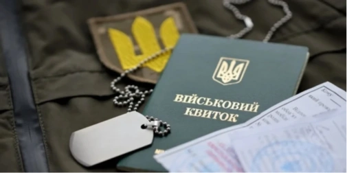 Символічна сцена з офісними документами та печаткою на столі