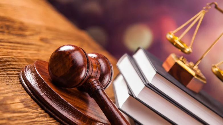 п’ять зіп-пакетів на столі поруч із конвертом доказів і складеним звітом