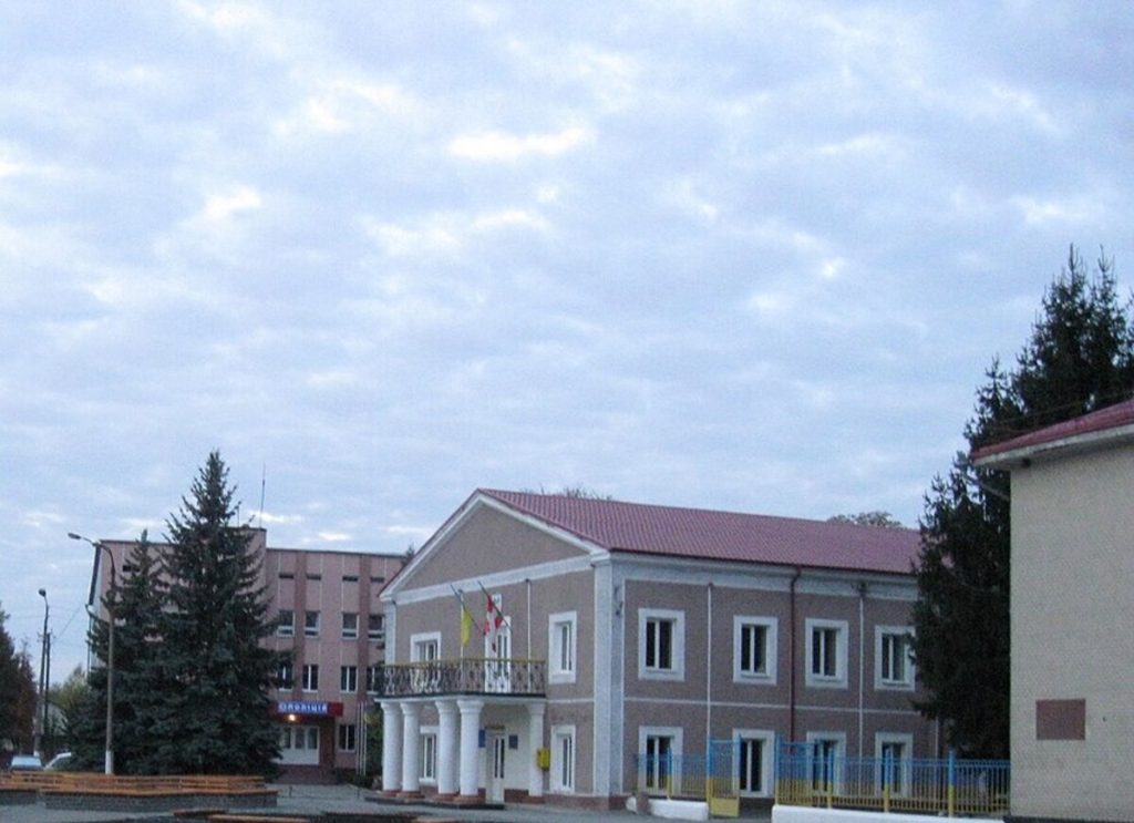 крупний план символічних елементів: лінія електропередач і водяний клапан на тлі