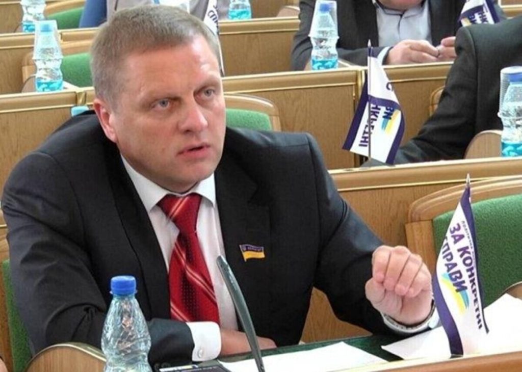 молоток судді, складена військова куртка і стопка судових справ на столі
