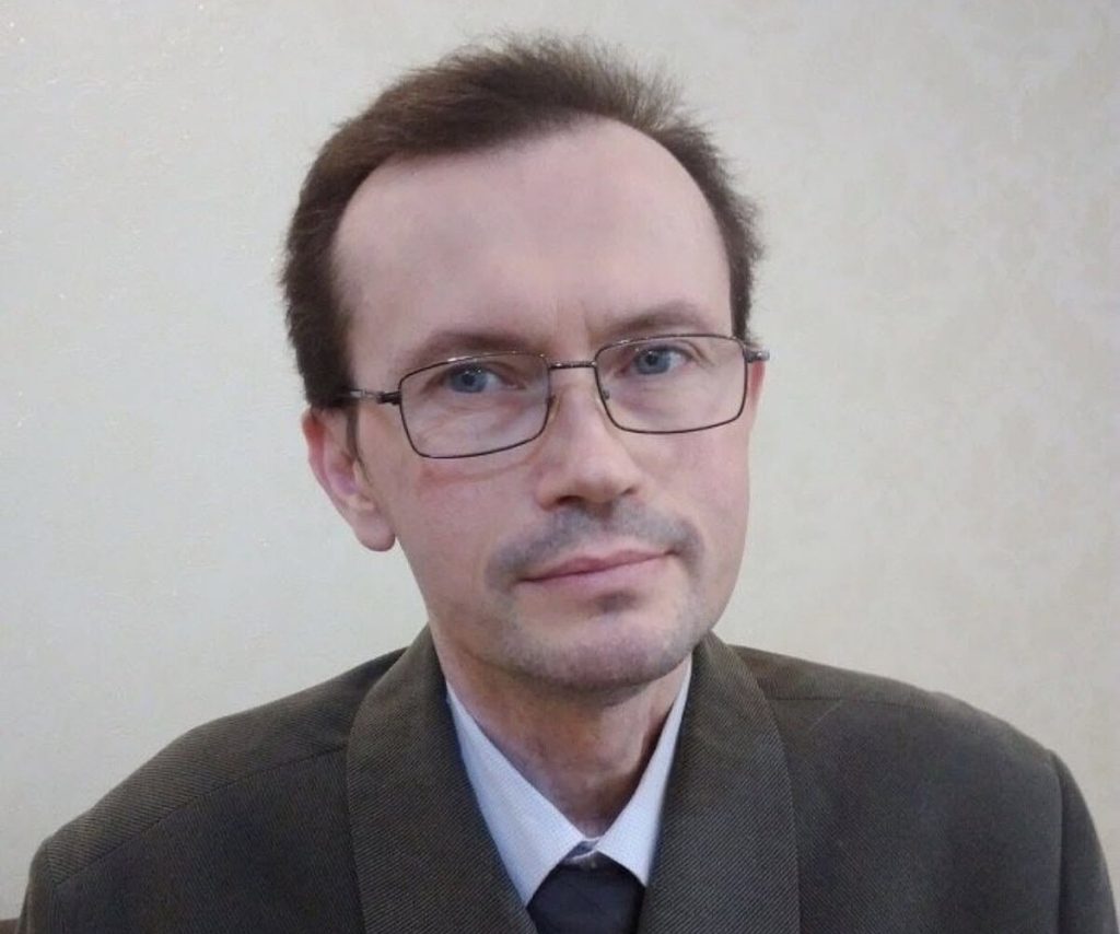 символічна сцена з книжкою, ручкою і сухими квітами на столі