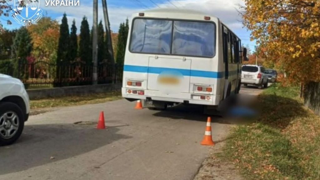 Водій автобуса на Прикарпатті смертельно збив 4-річного хлопчика